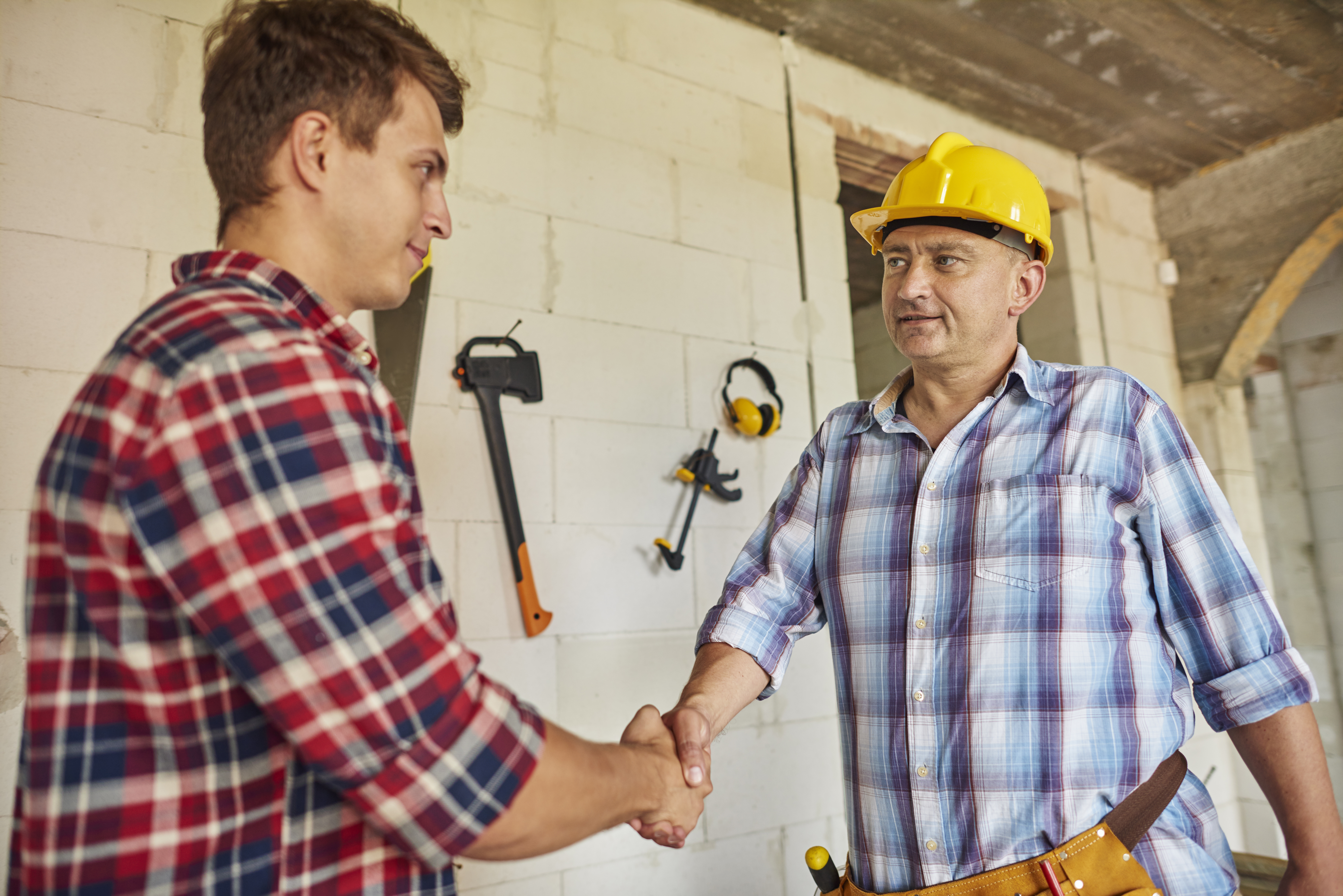 cerca de trabajadores cooperando y estrechandose la mano
