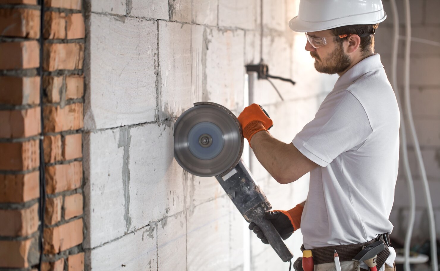 constructor industrial trabaja amoladora angular profesional cortar ladrillos construir paredes interiores electricista 169016 5878