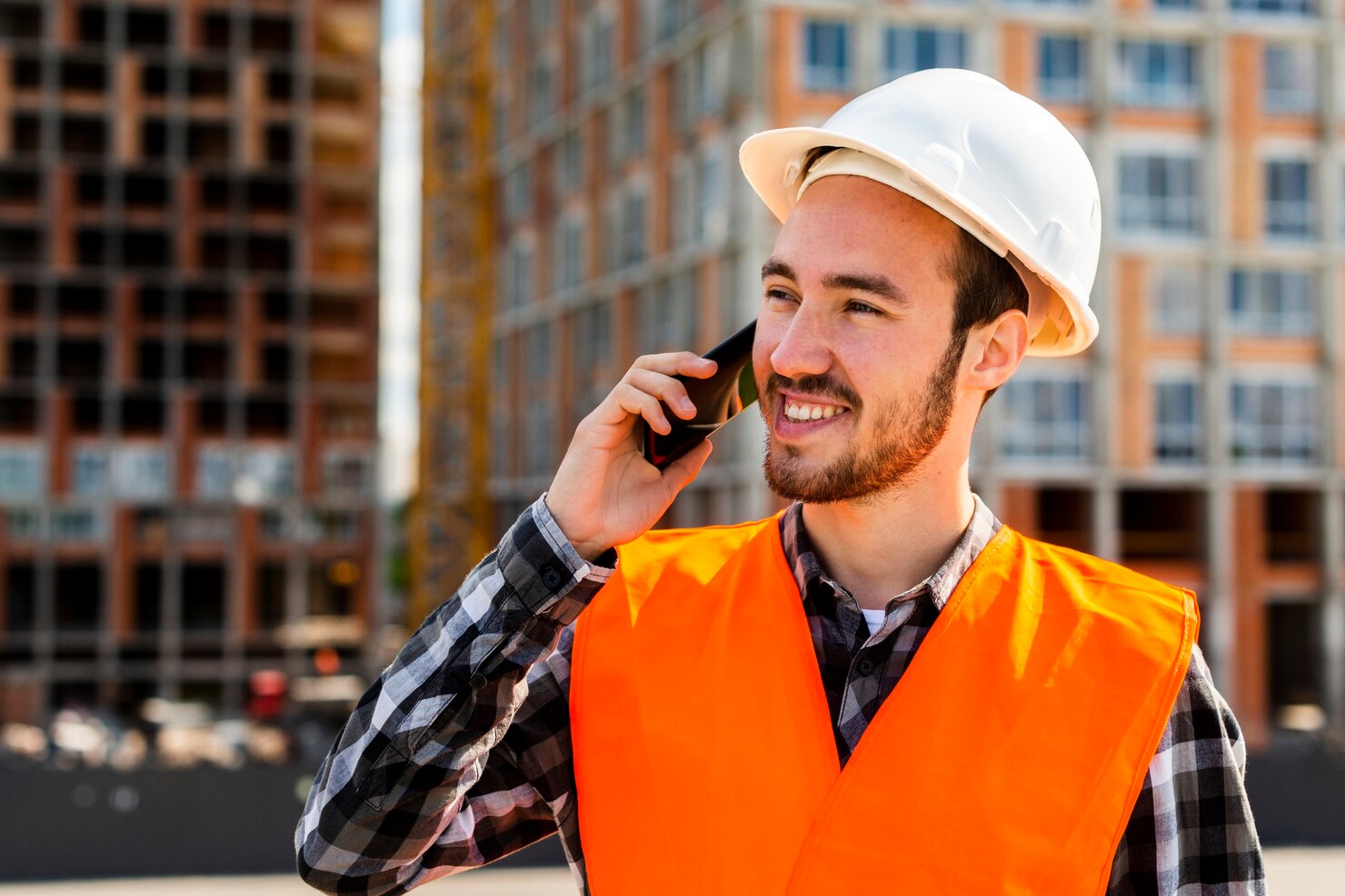 plano medio ingeniero construccion hablando telefono 23 2148233727